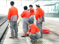 给车站画图的人们