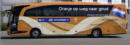 荷兰队大巴，口号是Orange on the road to gold(橙色军团在金杯之路上).jpg