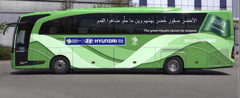 沙特阿拉伯队大巴，口号是the green hawks cannot be stopped(绿鹰所向披靡).jpg