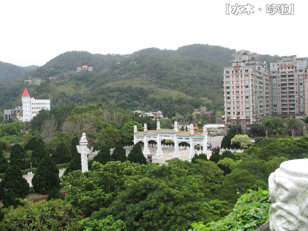 台北故宫博物院前.jpg