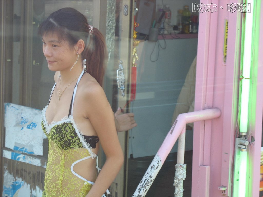台中公路旁槟榔妹2.jpg